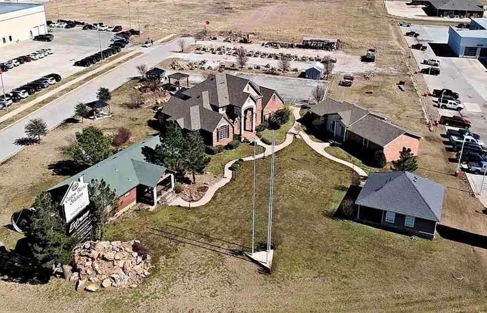1st image of 520 Holiday Dr