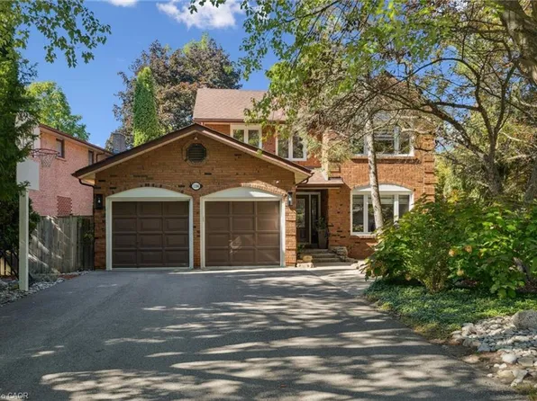 1194 Queen Victoria Ave, Mississauga, ON L5H 3H3