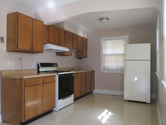 eat-in kitchen/gas range