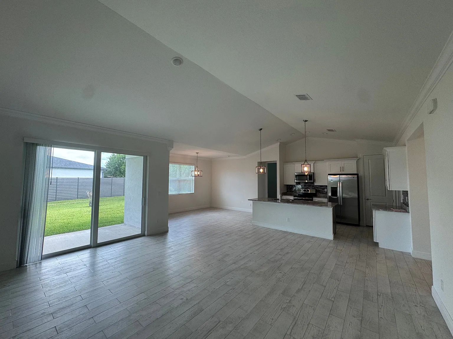 4 bed, 2.5 bath, $3,000 — Photo 3
