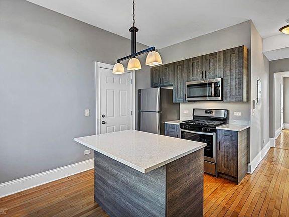 3rd image of 2516 N Artesian Ave #3R