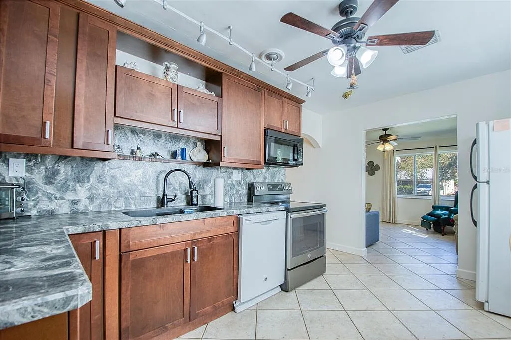 2 bed, 1.0 bath, 1102 sqft, $2,395 — Photo 2