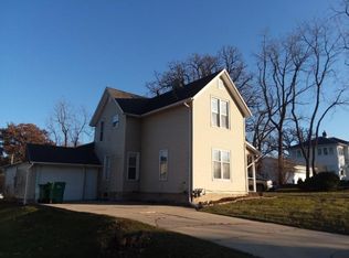 112 8th Ave NE, Independence, IA 50644