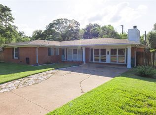 100 Greenway Dr, Bryan, TX 77801
