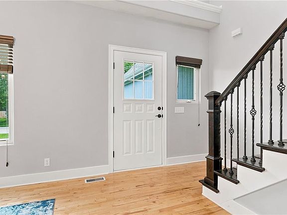 4th image of 1820 N 160th St