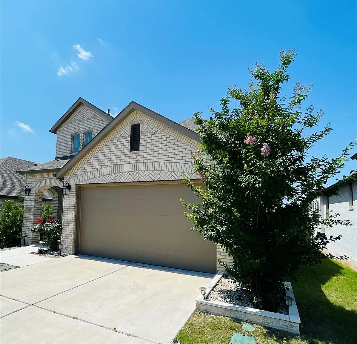 3 bed, 2.5 bath, 2356 sqft, $2,800 — Photo 2