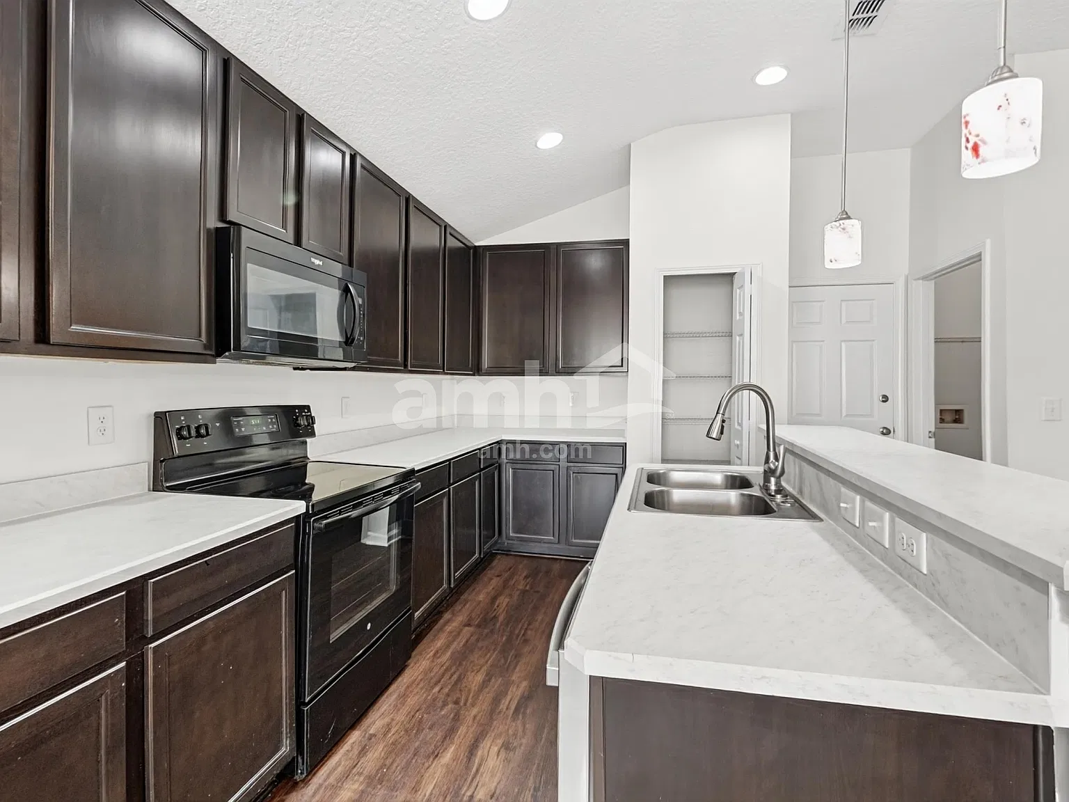 3 bed, 2.0 bath, 1768 sqft, $2,300 — Photo 4