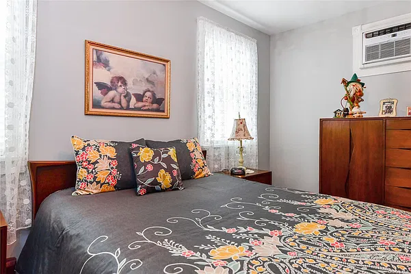 Sold by Trademarko Realty Inc | media 12