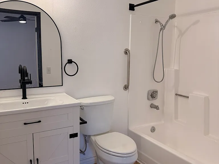 Salt & Vine Oceanside Apartments — Photo 20