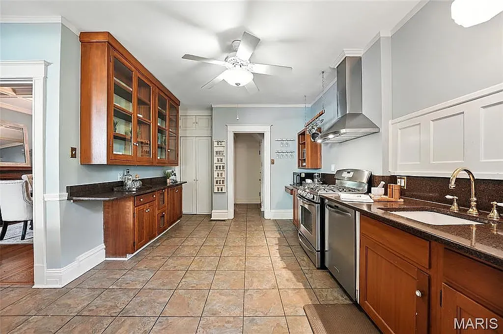 4 bed, 2.5 bath, 2010 sqft, $3,250 — Photo 4