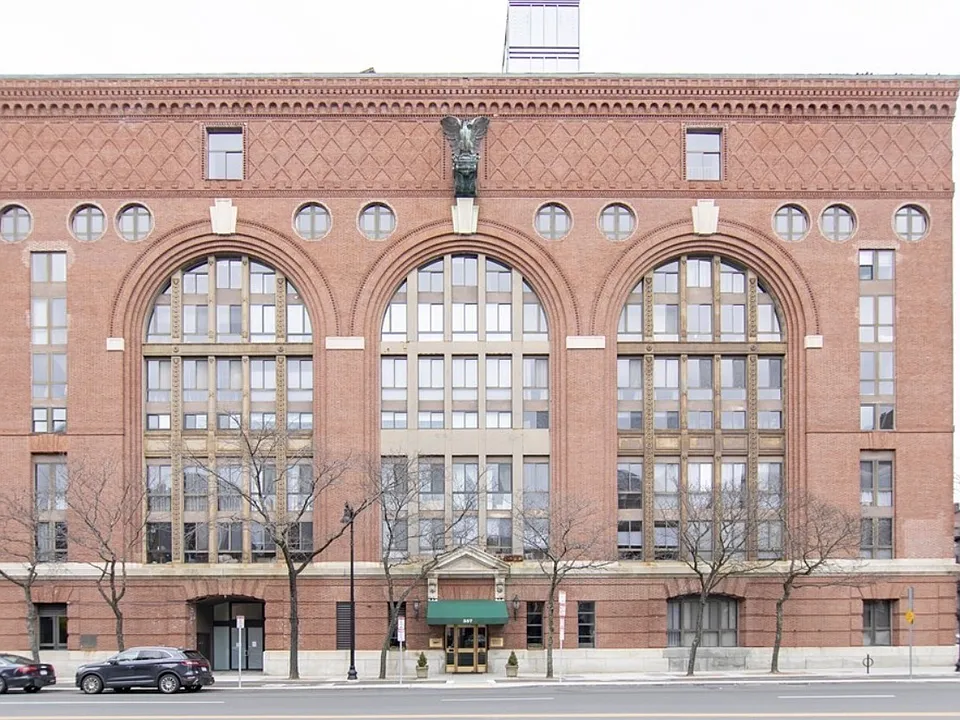 357 Commercial St #717