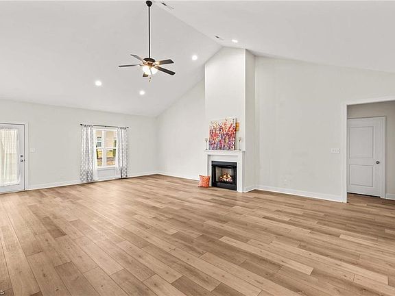 5th image of 215 Village Ln