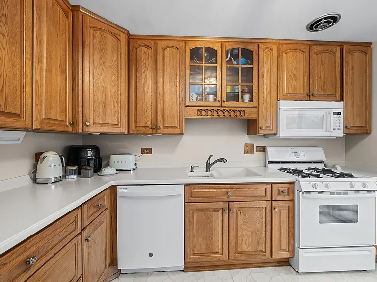 1040 Hampton Hbr — Photo 2