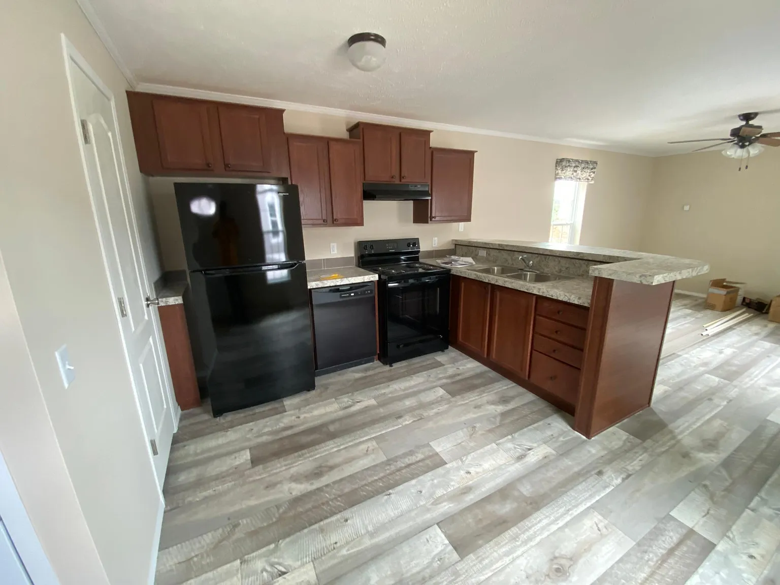 3 bed, 880 sqft, $1,250 — Photo 2