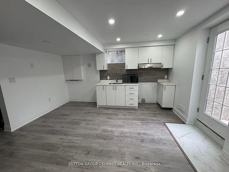 674 Thompson Rd S #LOWER — Photo 2