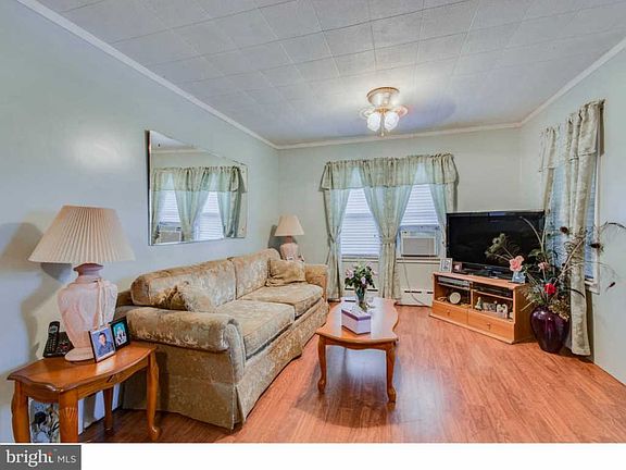 4th image of 8 W Crestwood Ave