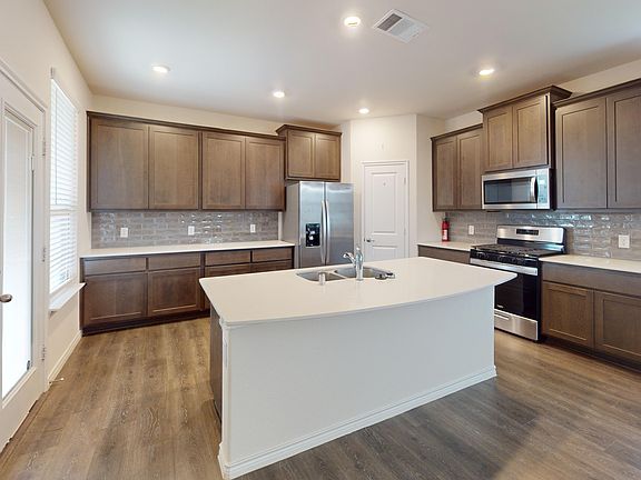 5th image of 612 Liliana Ln