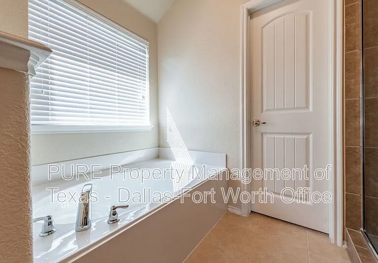 1012 Lake Hollow Dr — Photo 23