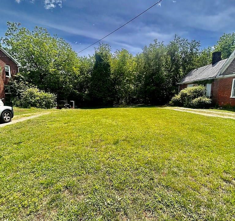 2nd image of 215 Moss St