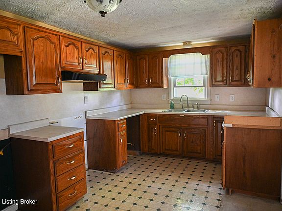 5th image of 3979 Baker Ridge Rd