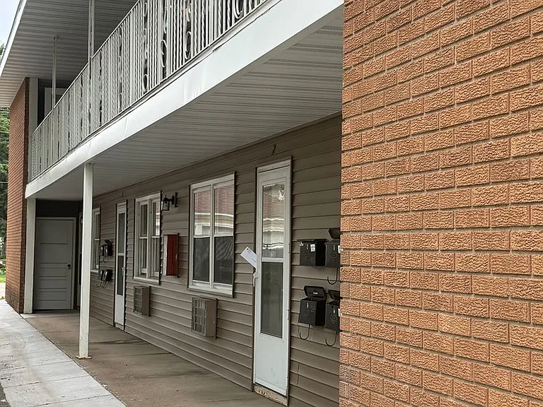 1038 Oxford Ave — Photo 1