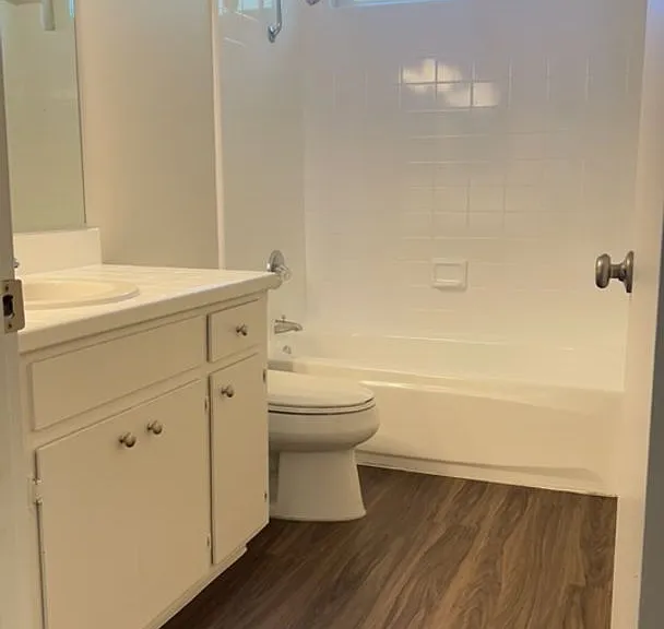 Lassen Villa Apartments — Photo 33
