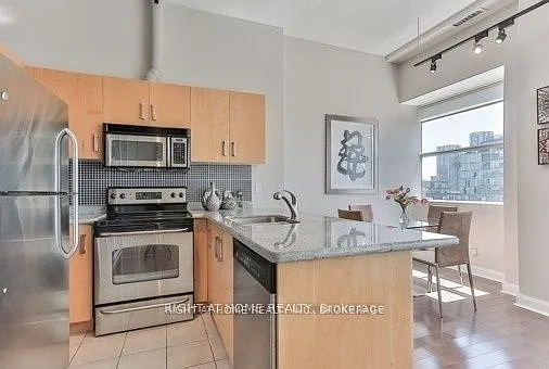 700 King St W #813 — Photo 5