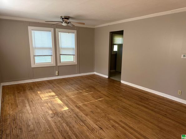 215 S Pine St, Vermillion, SD 57069