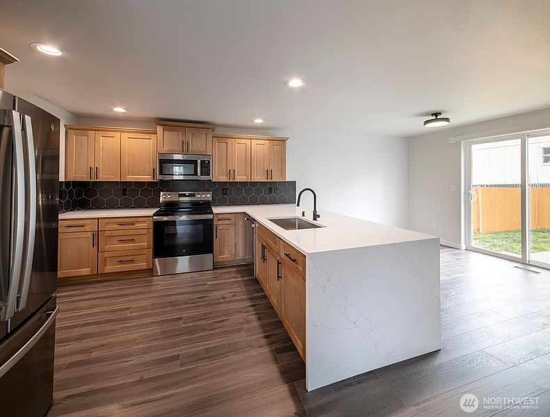 4th image of 520 N Laventure Road