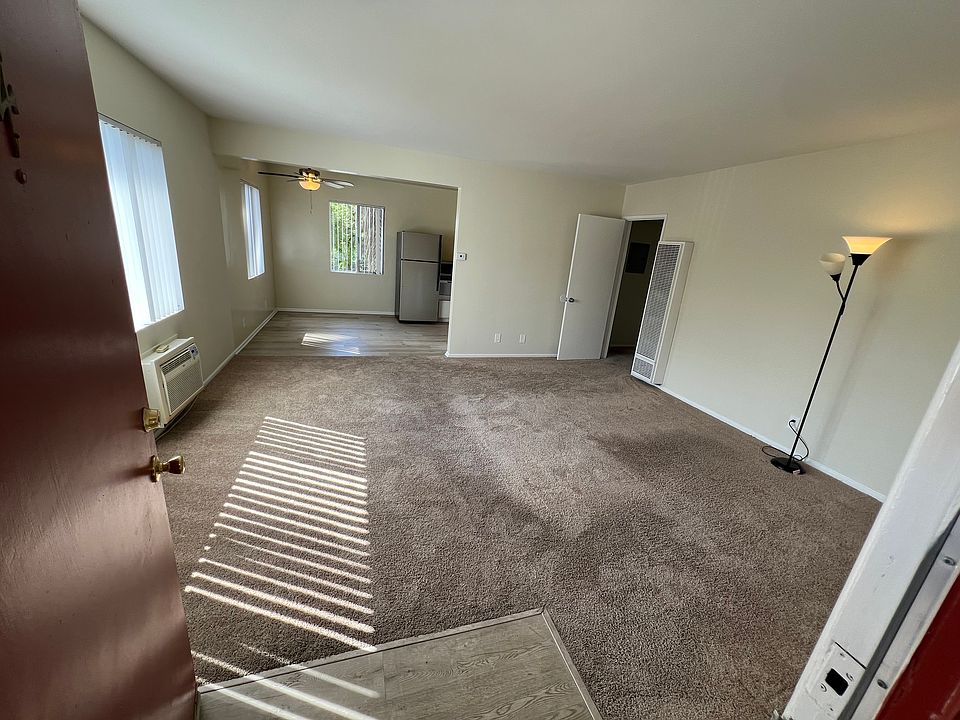 1st image of 14215 Sylvan St APT 4