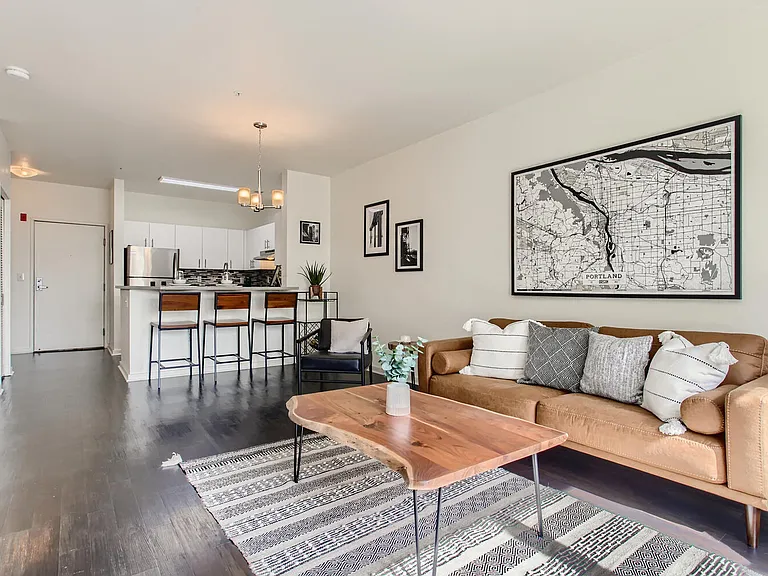 245 SW Lincoln St — Photo 3