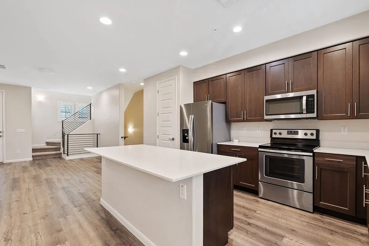 3 bed, 3.5 bath, 1558 sqft, $2,599 — Photo 2