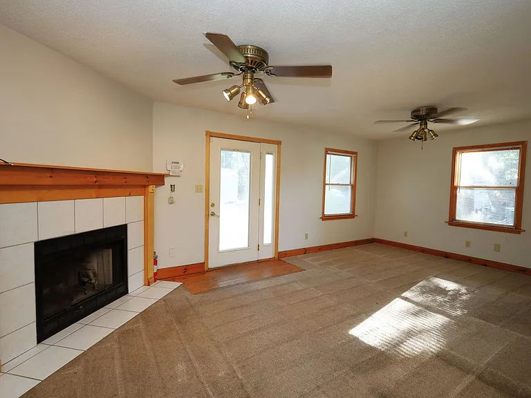 818 Stillwater Dr — Photo 7