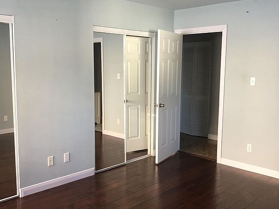 3rd image of 627 W 41st Pl