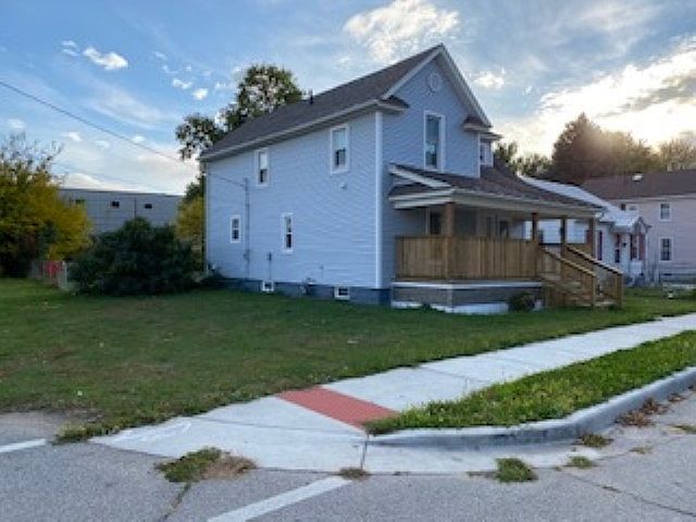 1st image of 1443 E 4th St