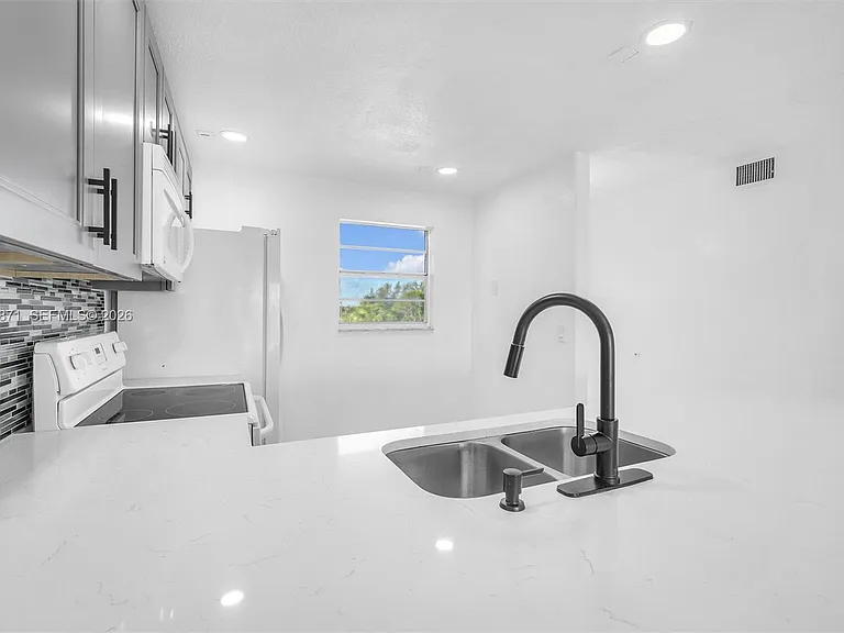 2601 NE 3rd Ct #4110 — Photo 5