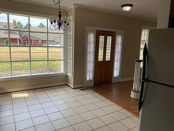 4th image of 303 Camellia Ln