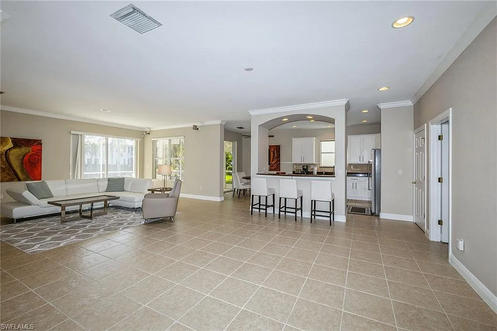 2 bed, 2.0 bath, 1940 sqft, $7,000 — Photo 2