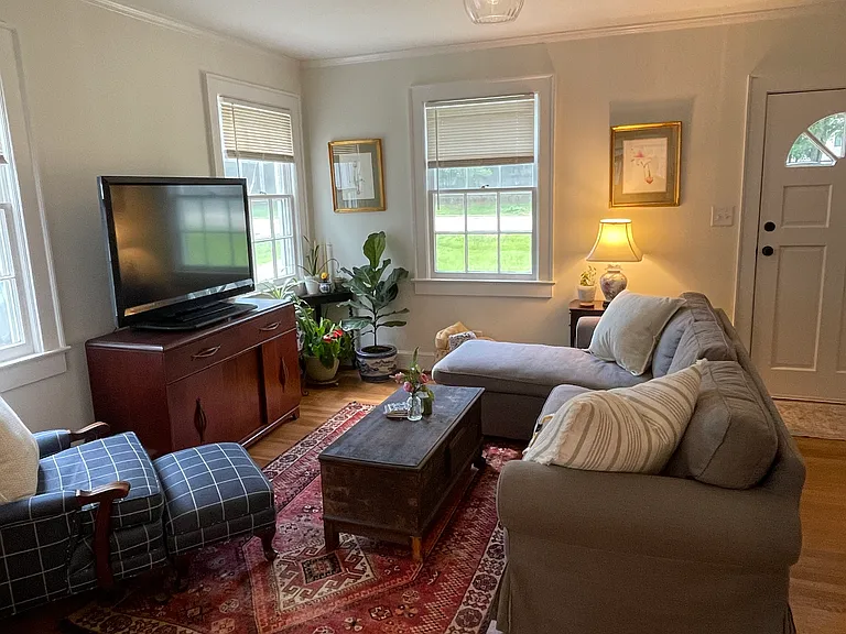 107 W Poplar Ave — Photo 3