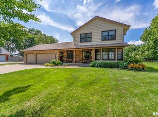 3190 Quail Ridge Rd, Bettendorf, IA 52722