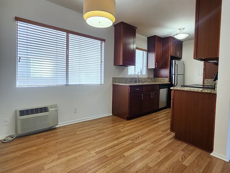 1850 Greenfield Ave #8 — Photo 10