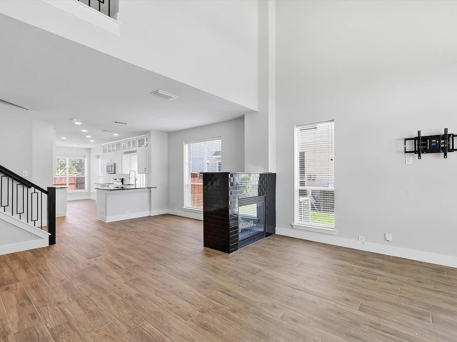 4 bed, 2.5 bath, 2125 sqft, $3,050 — Photo 3