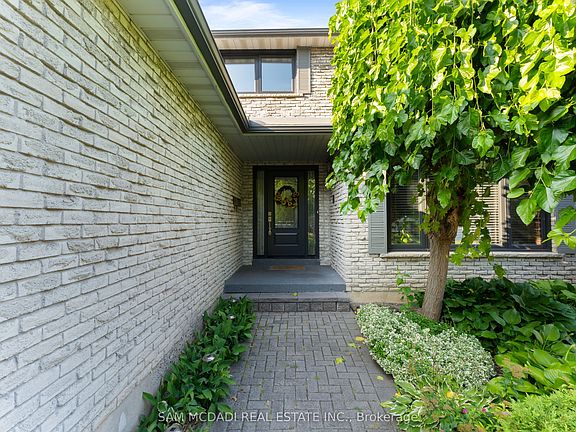 3rd image of 1077 Saginaw Cres
