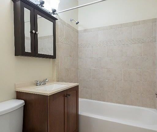 5th image of 821 W Cornelia Ave APT 115