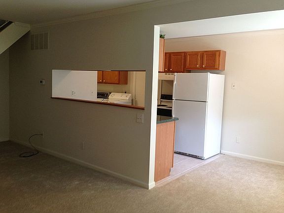 2nd image of 3053 Oakridge Ct #A