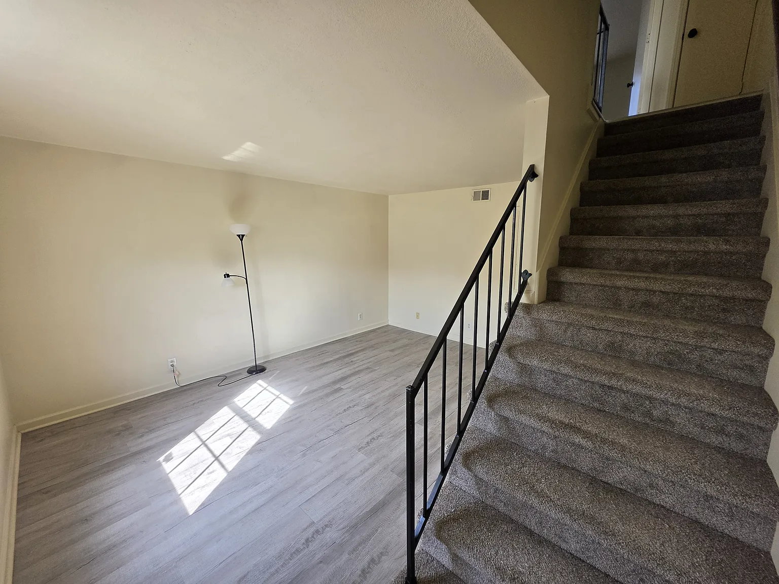 2 bed, 1.5 bath, 750 sqft, $925 — Photo 2