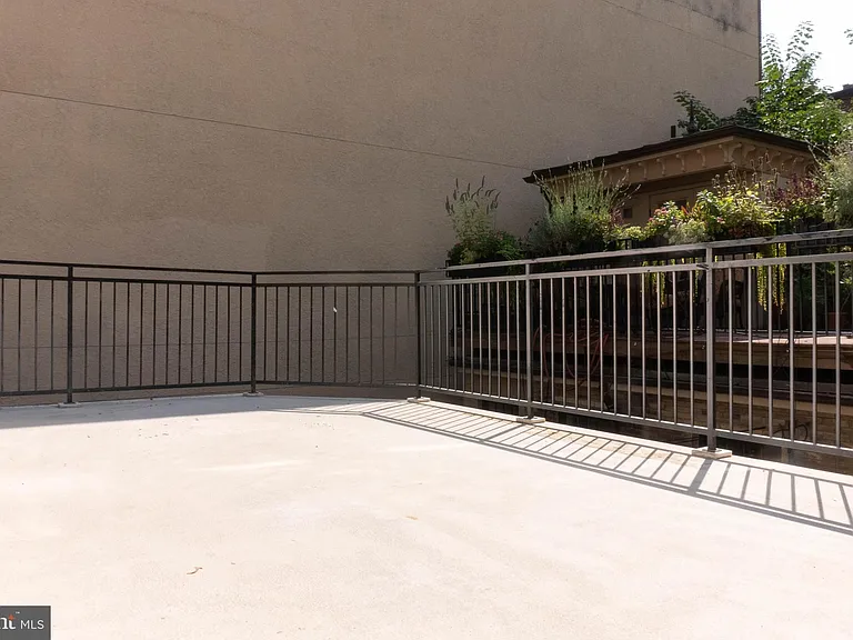327 S 16th St #2R — Photo 10