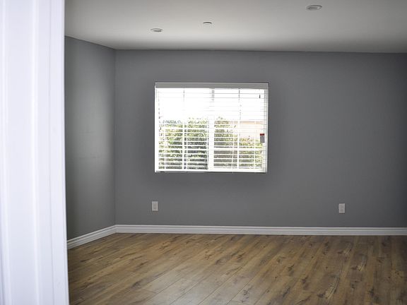 4th image of 575 E Hyde Park Blvd APT B