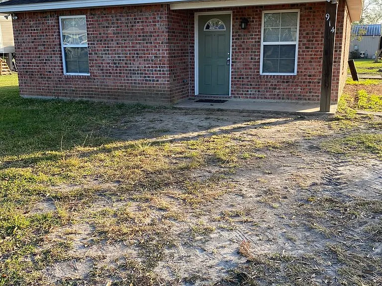914 Live Oak St — Photo 1