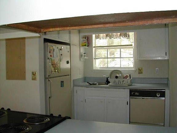 3rd image of 1800 Lilac Dr